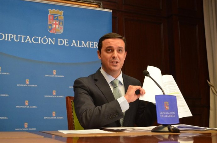 Javier Aureliano García (PP) con las facturas del Patronato de Turismo