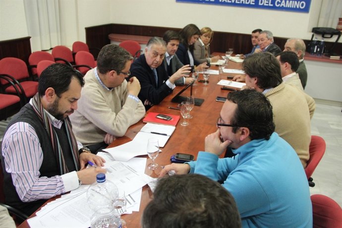 El subdelegado del Gobierno en Huelva, Enrique Pérez Viguera, con miembros de PP