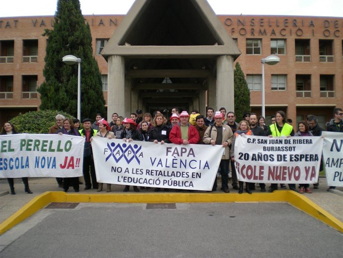 Concentración de FAPA-Valencia ante la Conselleria de Educación