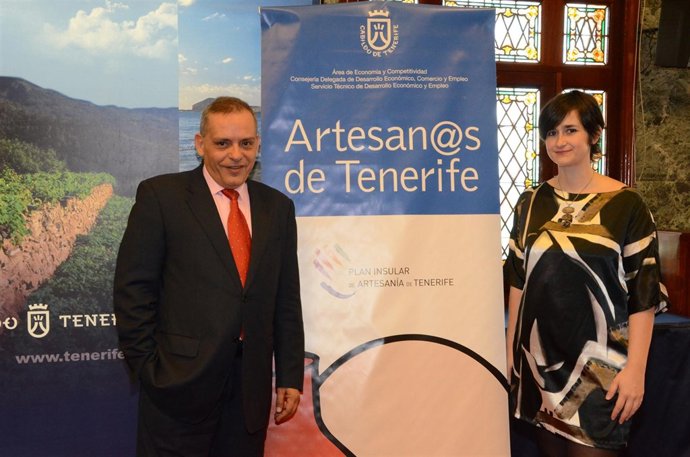 Medina posa junto al cartel anunciador