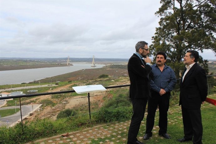 El alcalde de Ayamonte, junto a un trabajador del parador y Javier Barrero. 