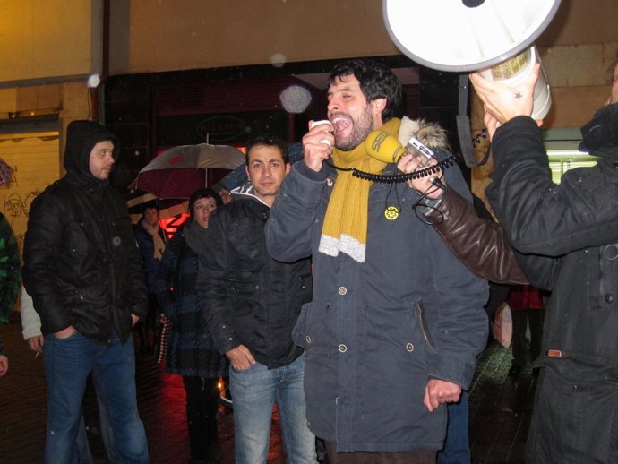 Participantes en la concentración ante la sede del PP de Valladolid.