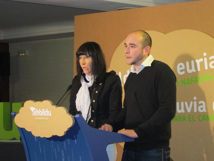 Pepa Pagola y Mikel Soto presentan el borrador del diagnóstico de EH Bildu.