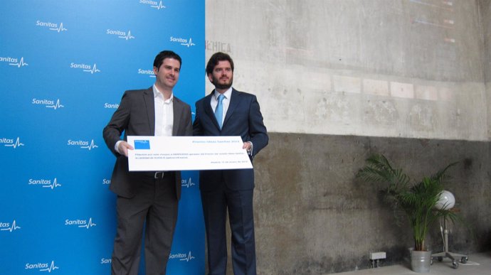 Jaureguizar entrega el premio Sanitas al doctor Vañó, creador de 'Dermomap'