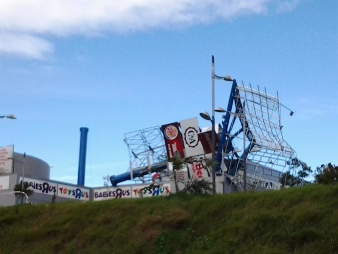 Derrumbamiento de una torreta de publicidad en San Juan de Aznalfarache
