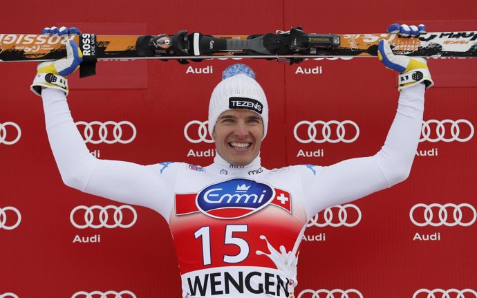 Christof Innerhofer celebra su victoria en el descenso de Wengen