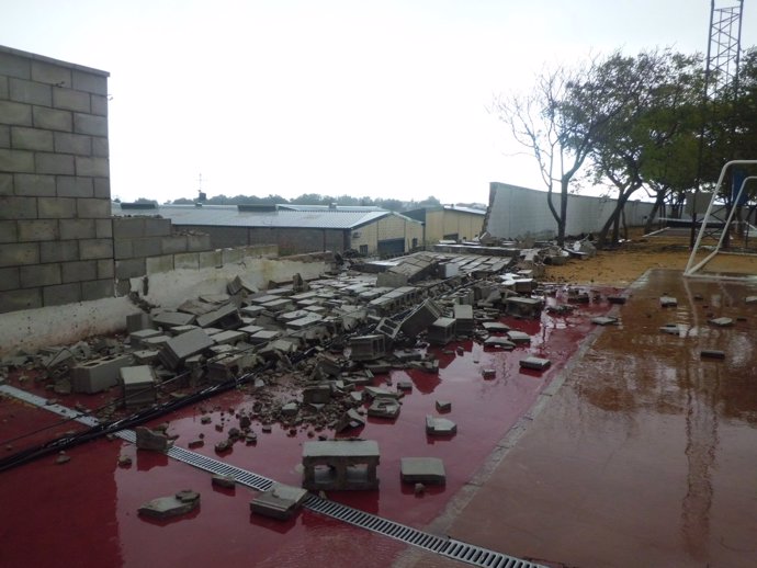 Muro caído en Carmona como consecuencia del temporal