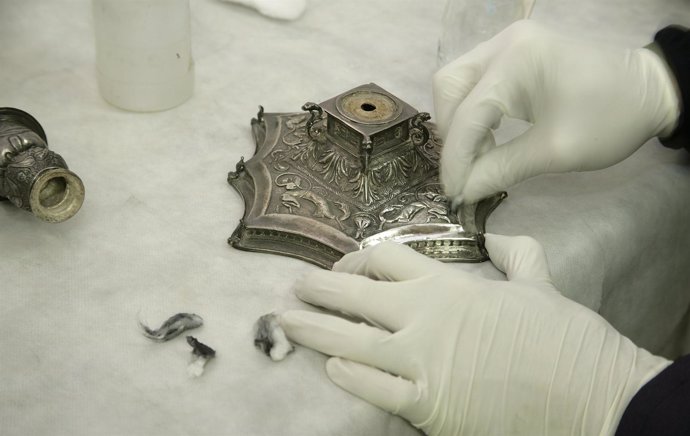 Una de las piezas de orfebrería durante su restauración