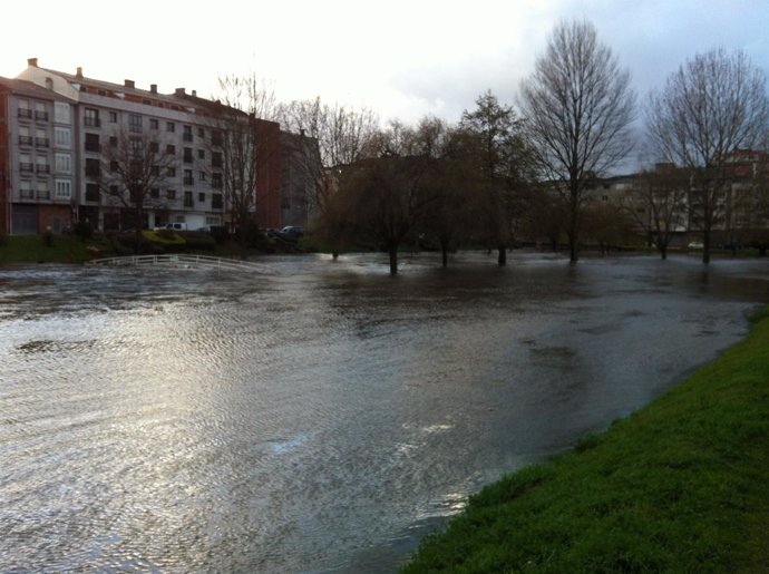 El río Anllóns inunda el parque de O San Martiño, en Carballo (A Coruña)