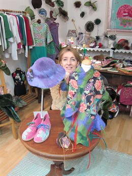 Raquel Castaño posa junto a alguno de sus diseños