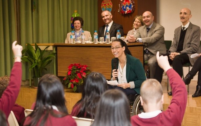 Teresa Perales, durante una sesión en un colegio. 