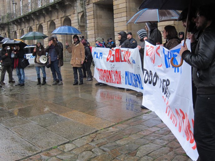 Manifestación en Santiago contra Currás y por la disolución de la Corporación