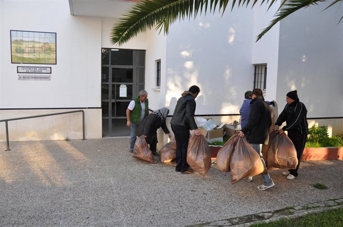 Militantes del SAT en el centro de salud de El Coronil