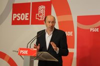 Rubalcaba avisa a Cospedal de que tendrá al PSOE "en frente" si pretende privatizar hospitales en C-LM como Madrid