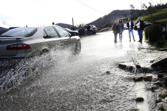 Diego visita la zona afectada por el temporal en Los Corrales 