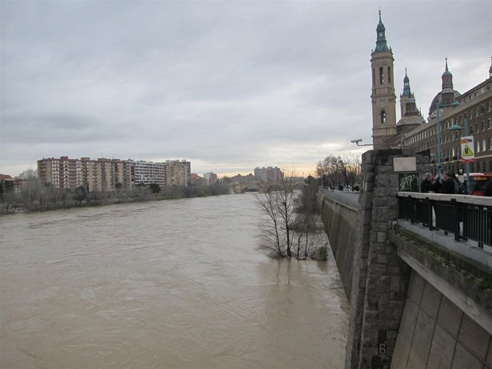 Crecida del Ebro con el Pilar al fondo