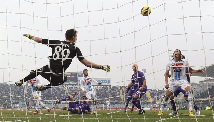 Neto, Fiorentina, defiende un gol del Nápoles