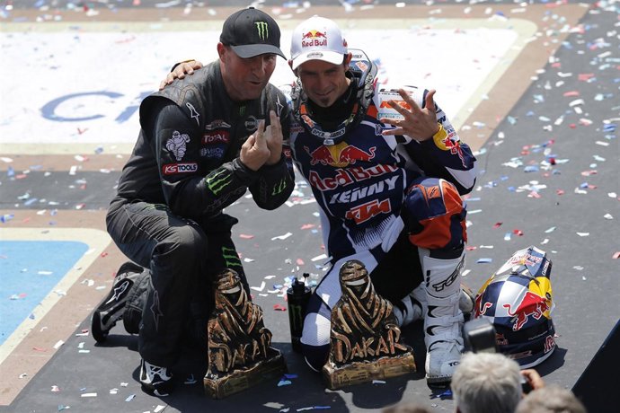 Despres y Peterhansel con el trofeo del Dakar