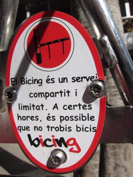 Mensaje con consejo de uso en una bicicleta del Bicing.