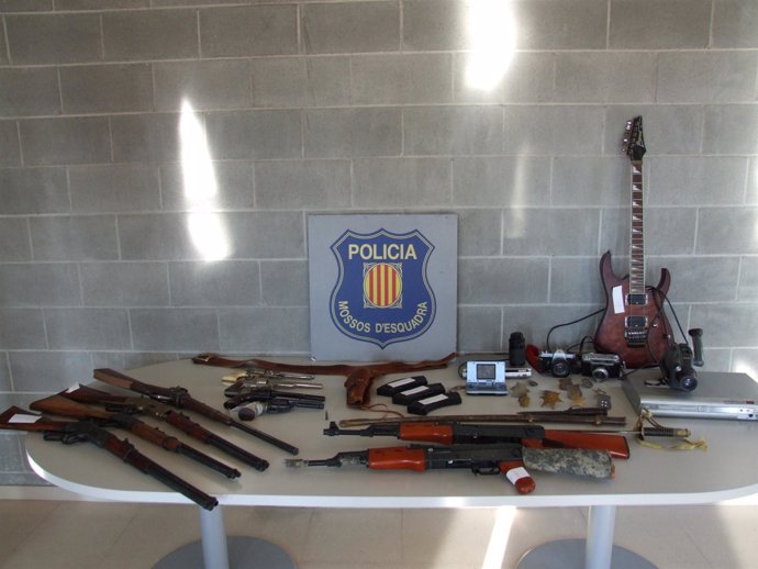 Armas antiguas y objetos robados en dos casas de Sant Andreu