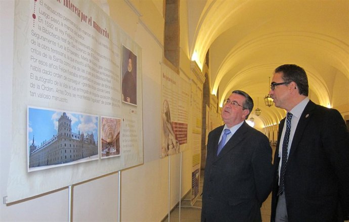 Galindo observa uno de los paneles de la exposición sobre Santa Teresa