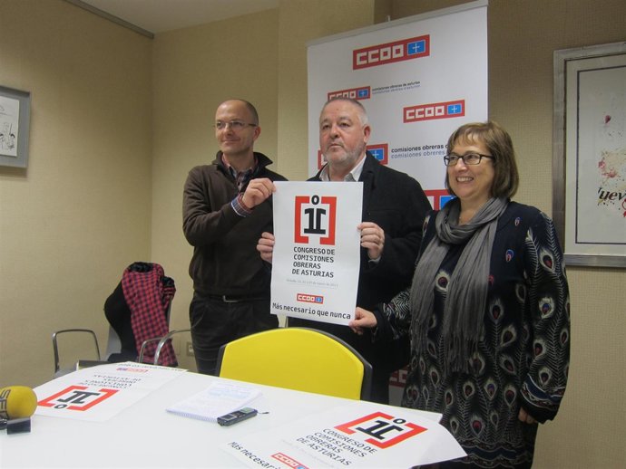 Pino muestra el cartel del Congreso, flanqueado por Escudero y González.