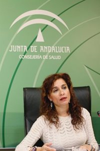 Montero no descarta recurrir la colegiación obligatoria para las profesiones sanitarias si el Gobierno lo aprueba
