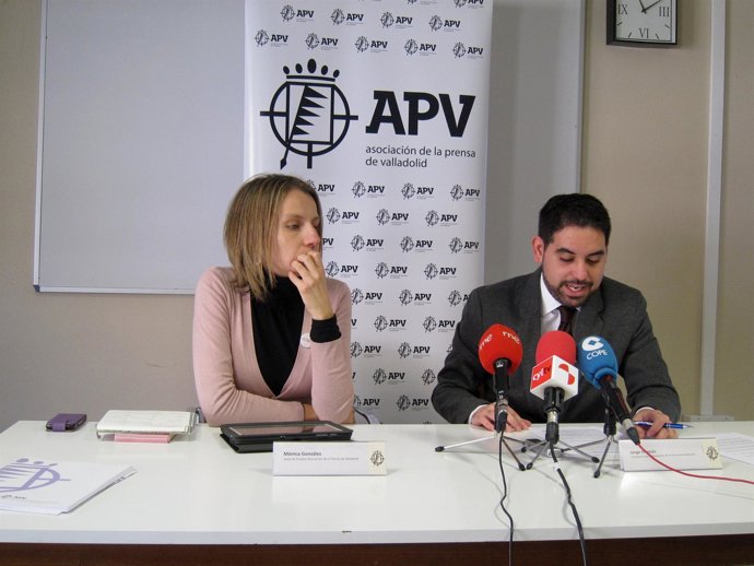 El presidente de la APV, Jorge Francés, y la vocal Mónica González
