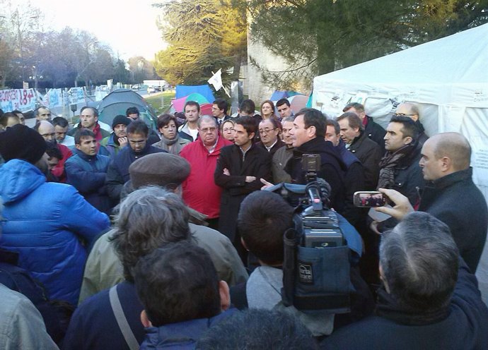 Gómez visita a los trabajadores de Roca en Alcalá