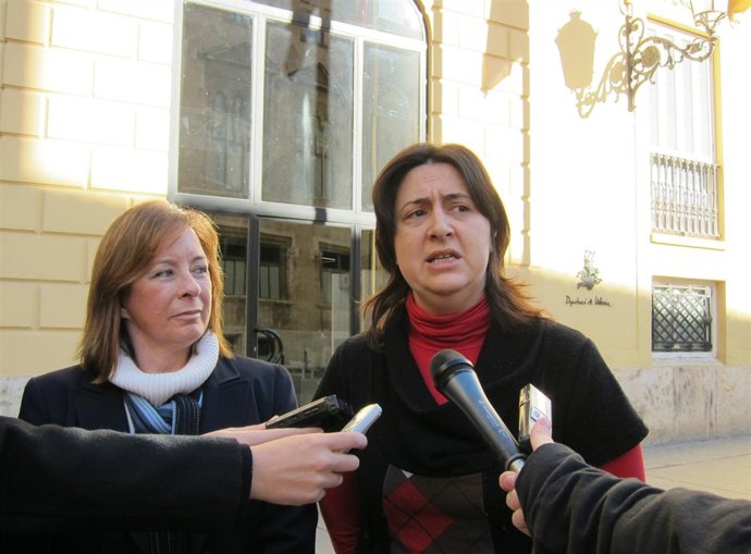 Sanz y Pérez en su comparencia ante las puertas de la Diputación 