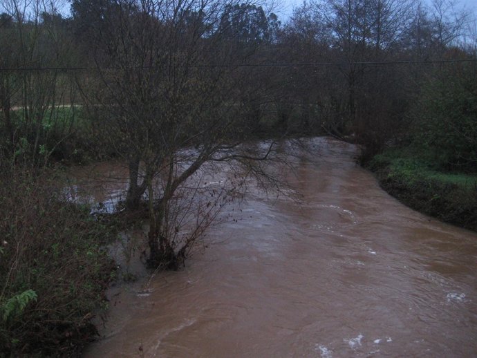 Crecida del río Linares, en Villaviciosa.