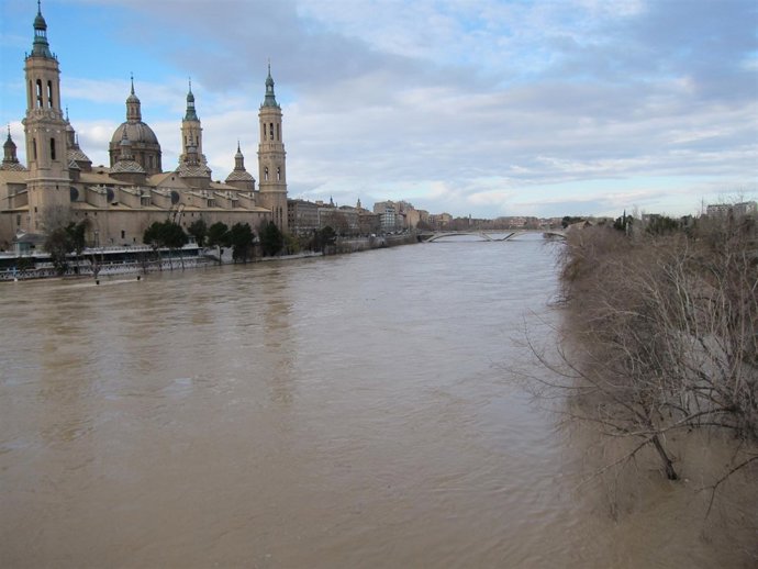 La punta de la crecida llegará a Zaragoza en la madrugada del miércoles