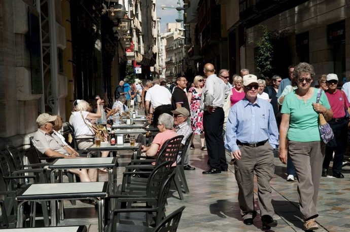 Cruceristas paseando por las calles del casco