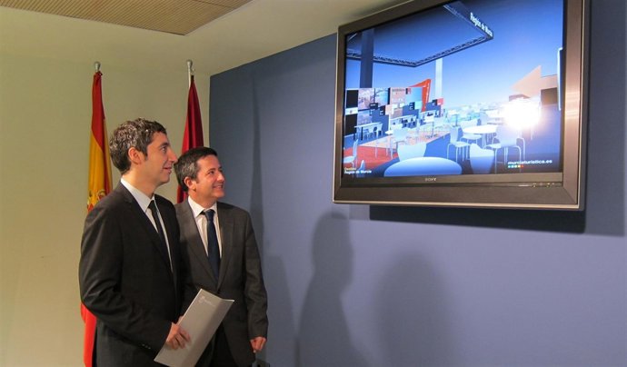 Cruz y Ujaldón observan en pantalla el stand de Murcia en Fitur