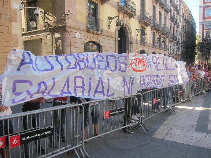 Protesta de los trabajadores de bus de TMB por recortes salariales
