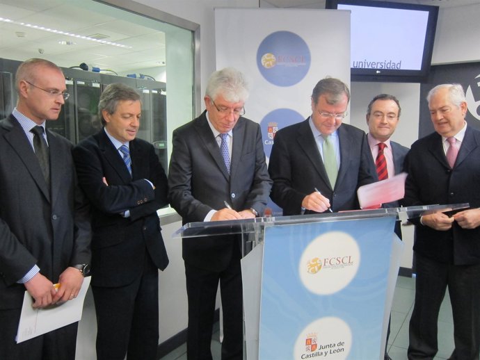 Silván y Hermida firman (en el atril)