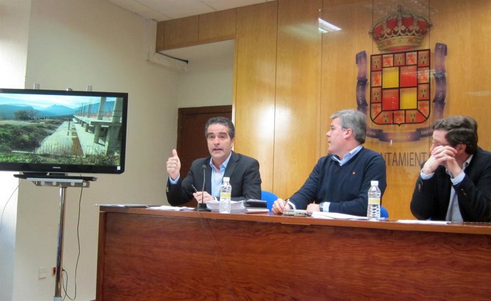 Jódar aborda el estado del aparcamiento del Hípico junto al alcalde y Contreras.