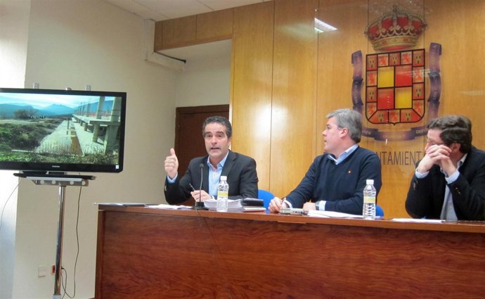 Jódar aborda el estado del aparcamiento del Hípico junto al alcalde y Contreras.