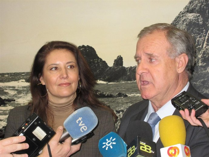 El presidente del Colegio Andaluz de Médicos, Francisco Martínez, junto a Crespo