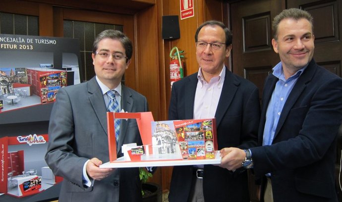 Pacheco, Cámara y Cascales muestran la maqueta del stand de Murcia en Fitur 2013