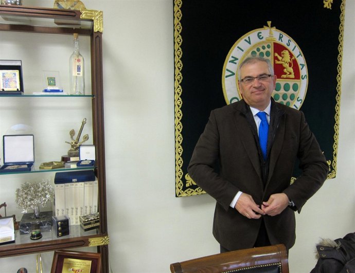 El rector de la Universidad de Jaén, Manuel Parras Rosa.
