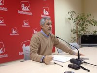 Llamazares llama a la "rebeldía ciudadana" en el pago del euro por receta si Madrid no frena "este expolio de derechos"