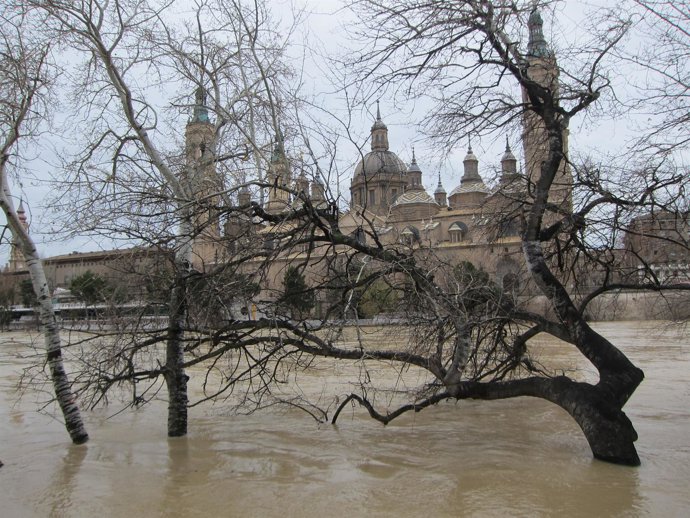 Crecida del Ebro a su paso por Zaragoza, avenida del río en la capital