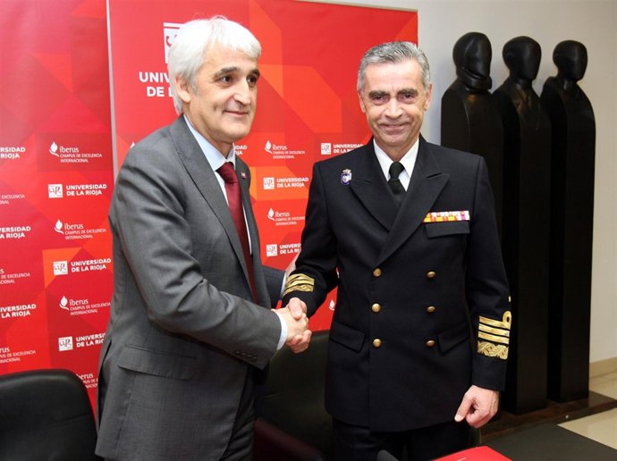 Momento de la firma entre el Ministerio de Defensa y la Universidad de La Rioja