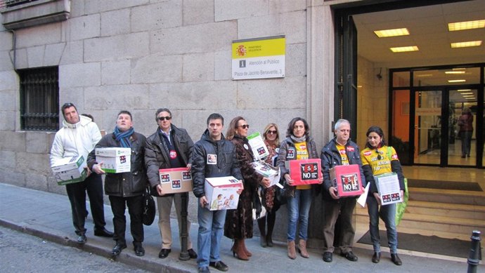 Entrega firmas contra tasas