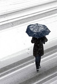 El día arranca "tranquilo" en la capital pese a la nieve, pero Protección Civil advierte de que "puede empeorar"