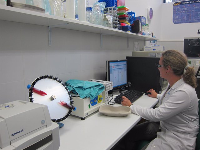 Mujer trabajando en un laboratorio 