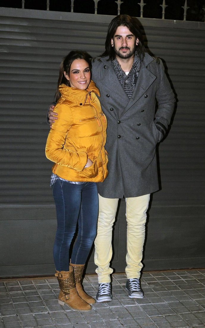 Melendi y su mujer en la puerta de su casa