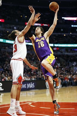 Pau Gasol (Los Angeles Lakers) y Joakim Noah (Chicago Bulls)