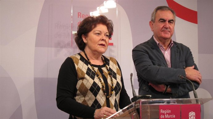 La diputada regional Teresa Rosique junto al secretario general del PSRM